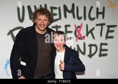 24. März 2019, Bayern, München: Der Schauspieler Luis Vorbach (r) und Regisseur Marcus H.Rosenmüller bei der Premiere des Films "Imminent perfekte Freunde'. Foto: Felix Hörhager/dpa Stockfoto