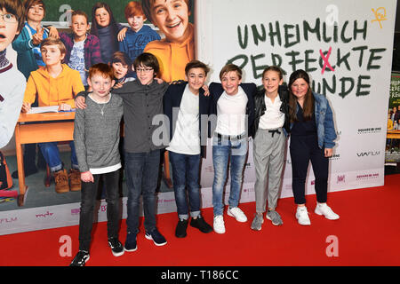 24. März 2019, Bayern, München: Die Schauspieler Xari Wimbauer, (L - r) Jona Gaensslen, Colin Badura, Luis Vorbach, Cleo Dietmayr und Sanna Morgenroth bei der Premiere des Films "Imminent perfekte Freunde'. Foto: Felix Hörhager/dpa Stockfoto