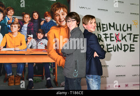 24. März 2019, Bayern, München: Die Schauspieler Jona Gaensslen (l) und Luis Vorbach bei der Premiere des Films "Imminent perfekte Freunde'. Foto: Felix Hörhager/dpa Stockfoto