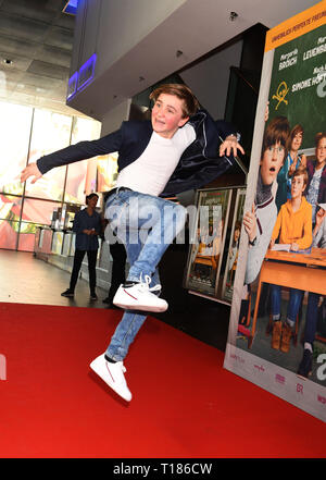 24. März 2019, Bayern, München: Der Schauspieler Luis Vorbach springt bei der Premiere des Films "Imminent perfekte Freunde'. Foto: Felix Hörhager/dpa Stockfoto