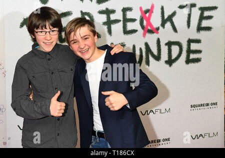 24. März 2019, Bayern, München: Die Schauspieler Jona Gaensslen (l) und Luis Vorbach bei der Premiere des Films "Imminent perfekte Freunde'. Foto: Felix Hörhager/dpa Stockfoto