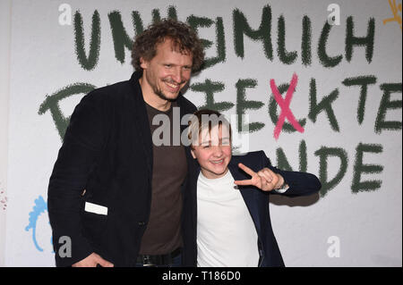 24. März 2019, Bayern, München: Der Schauspieler Luis Vorbach (r) und Regisseur Marcus H.Rosenmüller bei der Premiere des Films "Imminent perfekte Freunde'. Foto: Felix Hörhager/dpa Stockfoto