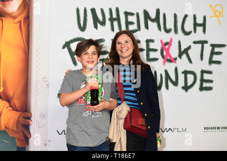 24. März 2019, Bayern, München: Der Unternehmer Judith Epstein und Emilio Serra Petri bei der Premiere des Films "Imminent perfekte Freunde'. Foto: Felix Hörhager/dpa Quelle: dpa Picture alliance/Alamy leben Nachrichten Stockfoto
