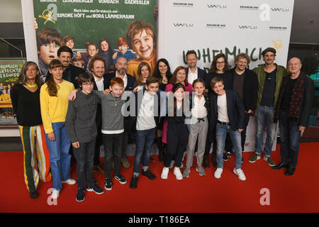 24. März 2019, Bayern, München: Das Team von "Imminent perfekte Freunde' bei der Premiere des Films "Imminent perfekte Freunde'. Foto: Felix Hörhager/dpa Quelle: dpa Picture alliance/Alamy leben Nachrichten Stockfoto