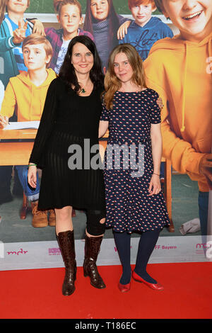 24. März 2019, Bayern, München: Die Idee und die Drehbuchautoren Simone Höft (l) und Nora Lämmermann bei der Premiere des Films "Imminent perfekte Freunde'. Foto: Felix Hörhager/dpa Quelle: dpa Picture alliance/Alamy leben Nachrichten Stockfoto