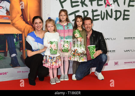 24. März 2019, Bayern, München: Herbert Kloiber, Frau Julia und den Kindern Clara Greta und Emilie bei der Premiere des Films "Imminent perfekte Freunde'. Foto: Felix Hörhager/dpa Quelle: dpa Picture alliance/Alamy leben Nachrichten Stockfoto
