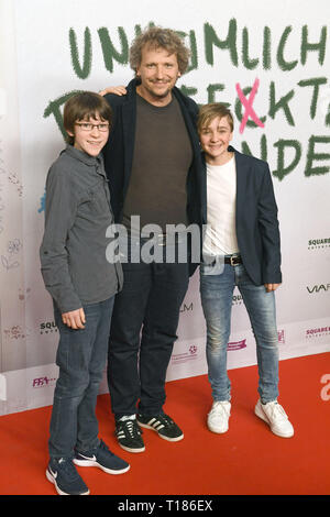 24. März 2019, Bayern, München: Die Schauspieler Jona Gaensslen (l) und Luis Vorbach (r), mit dem Regisseur Marcus H.Rosenmüller bei der Premiere des Films "Imminent perfekte Freunde'. Foto: Felix Hörhager/dpa Quelle: dpa Picture alliance/Alamy leben Nachrichten Stockfoto