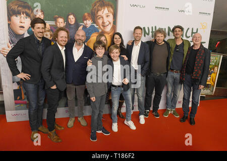 24. März 2019, Bayern, München: Das Team von "Imminent perfekte Freunde' bei der Premiere des Films "Imminent perfekte Freunde'. Foto: Felix Hörhager/dpa Quelle: dpa Picture alliance/Alamy leben Nachrichten Stockfoto