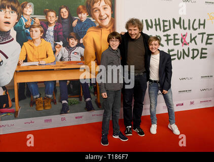 24. März 2019, Bayern, München: Die Schauspieler Jona Gaensslen (l) und Luis Vorbach (r), mit dem Regisseur Marcus H.Rosenmüller bei der Premiere des Films "Imminent perfekte Freunde'. Foto: Felix Hörhager/dpa Quelle: dpa Picture alliance/Alamy leben Nachrichten Stockfoto