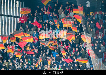 DEVENTER, Stadion De Adelaarshorst, 24-03-2019, Saison 2018 / 2019, Niederländische Keuken Kampioen Divisie. Ergebnis 1-2, Deutsche Fahnen Twente Fans während des Spiels Go Ahead Eagles - Twente Stockfoto