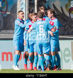 DEVENTER, Stadion De Adelaarshorst, 24-03-2019, Saison 2018 / 2019, Niederländische Keuken Kampioen Divisie. Ergebnis 1-2 Spieler Twente feiern das Tor 0-1 während des Spiels Go Ahead Eagles - Twente Stockfoto