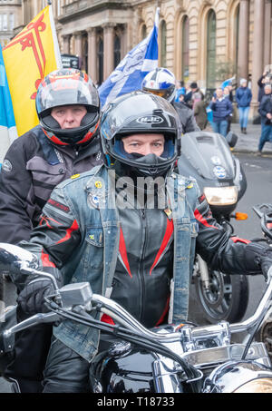 Glasgow, Schottland, Großbritannien. 24. März, 2019. Ja Biker für die schottische Unabhängigkeit kommen Mitkämpfer für die schottische Unabhängigkeit bei einer Kundgebung in George Square zu verbinden. Die Kundgebung war von der Gruppe Hoffnung über Furcht organisiert. Credit: Skully/Alamy leben Nachrichten Stockfoto