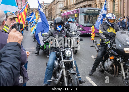 Glasgow, Schottland, Großbritannien. 24. März, 2019. Ja Biker für die schottische Unabhängigkeit kommen Mitkämpfer für die schottische Unabhängigkeit bei einer Kundgebung in George Square zu verbinden. Die Kundgebung war von der Gruppe Hoffnung über Furcht organisiert. Credit: Skully/Alamy leben Nachrichten Stockfoto