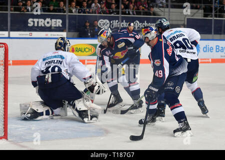 München, Deutschland. 24 Mär, 2019. Trevor PARKS (M), Aktion, Duelle gegen Torwart Kevin POULIN (B), EHC Red Bull Muenchen-Eisbaeren Berlin. Eishockey DEL Play-off Viertelfinale Spiel 5, 24.03.2019, Olympia Eishalle Muenchen. | Verwendung der weltweiten Kredit: dpa/Alamy leben Nachrichten Stockfoto