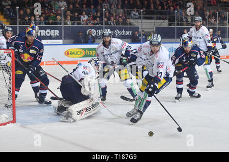 München, Deutschland. 24 Mär, 2019. Spiel Szene vor dem Torwart Torwart Kevin POULIN (B), Aktion, Duellen. EHC Red Bull Muenchen-Eisbaeren Berlin. Eishockey DEL Play-off Viertelfinale Spiel 5, 24.03.2019, Olympia Eishalle Muenchen. | Verwendung der weltweiten Kredit: dpa/Alamy leben Nachrichten Stockfoto