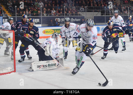 München, Deutschland. 24 Mär, 2019. Spiel Szene vor dem Torwart Torwart Kevin POULIN (B), Aktion, Duellen. EHC Red Bull Muenchen-Eisbaeren Berlin. Eishockey DEL Play-off Viertelfinale Spiel 5, 24.03.2019, Olympia Eishalle Muenchen. | Verwendung der weltweiten Kredit: dpa/Alamy leben Nachrichten Stockfoto