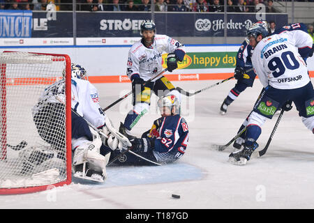 München, Deutschland. 24 Mär, 2019. Patrick Hager (M) wird kurz vor dem Ziel durch Kevin POULIN (B), Aktion, Duelle gegen Constantin BRAUN (B). EHC Red Bull Muenchen-Eisbaeren Berlin. Eishockey DEL Play-off Viertelfinale Spiel 5, 24.03.2019, Olympia Eishalle Muenchen. | Verwendung der weltweiten Kredit: dpa/Alamy leben Nachrichten Stockfoto