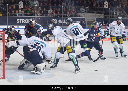 München, Deutschland. 24 Mär, 2019. Spiel Szene vor dem Torwart Torwart Kevin POULIN (B), Aktion, Duellen. EHC Red Bull Muenchen-Eisbaeren Berlin. Eishockey DEL Play-off Viertelfinale Spiel 5, 24.03.2019, Olympia Eishalle Muenchen. | Verwendung der weltweiten Kredit: dpa/Alamy leben Nachrichten Stockfoto