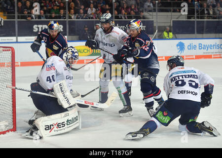 München, Deutschland. 24 Mär, 2019. Mads CHRiSTENSEN (M), goalchance versus Torwart Kevin POULIN (B), Aktion. EHC Red Bull Muenchen-Eisbaeren Berlin. Eishockey DEL Play-off Viertelfinale Spiel 5, 24.03.2019, Olympia Eishalle Muenchen. | Verwendung der weltweiten Kredit: dpa/Alamy leben Nachrichten Stockfoto