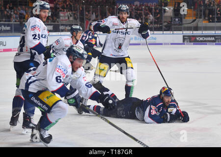 München, Deutschland. 24 Mär, 2019. Andreas Eder (M) wird auf dem Eis, Aktion. EHC Red Bull Muenchen-Eisbaeren Berlin. Eishockey DEL Play-off Viertelfinale Spiel 5, 24.03.2019, Olympia Eishalle Muenchen. | Verwendung der weltweiten Kredit: dpa/Alamy leben Nachrichten Stockfoto