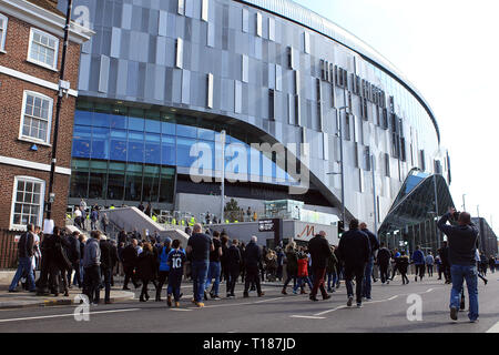 London, Großbritannien. 24. Mär 2019. Allgemeine Ansicht außerhalb der Tottenham Hotspur Stadion vor Kick off. Tottenham Hotspur u 18 v Southampton u 18, dem 1. Test Event am neuen Tottenham Hotspur Stadion in London am Sonntag, den 24. März 2019. Dieses Bild dürfen nur für redaktionelle Zwecke verwendet werden. Nur die redaktionelle Nutzung, eine Lizenz für die gewerbliche Nutzung erforderlich. Keine Verwendung in Wetten, Spiele oder einer einzelnen Verein/Liga/player Publikationen. pic von Steffan Bowen Credit: Andrew Orchard sport Fotografie/Alamy leben Nachrichten Stockfoto