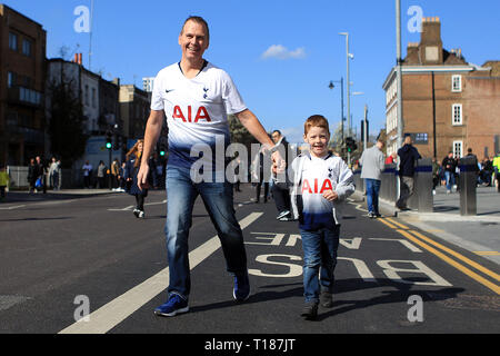 London, Großbritannien. 24. Mär 2019. Vater und Sohn machen sich auf den Weg in Richtung der neuen Tottenham Hotspur Stadion. Tottenham Hotspur u 18 v Southampton u 18, dem 1. Test Event am neuen Tottenham Hotspur Stadion in London am Sonntag, den 24. März 2019. Dieses Bild dürfen nur für redaktionelle Zwecke verwendet werden. Nur die redaktionelle Nutzung, eine Lizenz für die gewerbliche Nutzung erforderlich. Keine Verwendung in Wetten, Spiele oder einer einzelnen Verein/Liga/player Publikationen. pic von Steffan Bowen Credit: Andrew Orchard sport Fotografie/Alamy leben Nachrichten Stockfoto