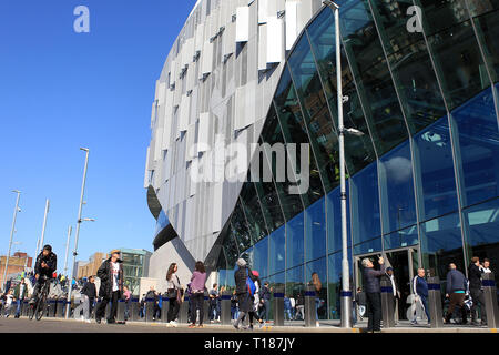 London, Großbritannien. 24. Mär 2019. Fans vorbei an den Tottenham Hotspur Stadion. Tottenham Hotspur u 18 v Southampton u 18, dem 1. Test Event am neuen Tottenham Hotspur Stadion in London am Sonntag, den 24. März 2019. Dieses Bild dürfen nur für redaktionelle Zwecke verwendet werden. Nur die redaktionelle Nutzung, eine Lizenz für die gewerbliche Nutzung erforderlich. Keine Verwendung in Wetten, Spiele oder einer einzelnen Verein/Liga/player Publikationen. pic von Steffan Bowen Credit: Andrew Orchard sport Fotografie/Alamy leben Nachrichten Stockfoto