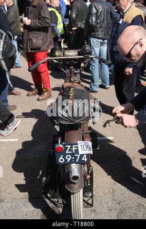 Brighton, UK, 24. März 2019. Hunderte von Veteran Motorräder teil in der 80Th Pionier laufen zwischen Epsom und Brighton. Sie enden auf Madeira Drive in Brighton, wo rund 300 Fahrräder im Alter zwischen 105 - 123 Jahre alt zu sammeln. Credit: Roland Ravenhill/Alamy leben Nachrichten Stockfoto