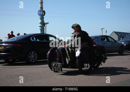 Brighton, UK, 24. März 2019. Hunderte von Veteran Motorräder teil in der 80Th Pionier laufen zwischen Epsom und Brighton. Sie enden auf Madeira Drive in Brighton, wo rund 300 Fahrräder im Alter zwischen 105 - 123 Jahre alt zu sammeln. Credit: Roland Ravenhill/Alamy leben Nachrichten Stockfoto