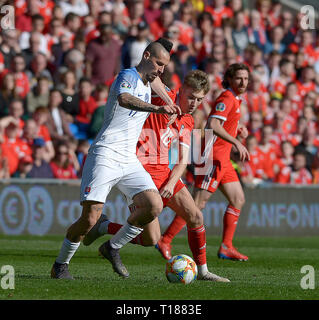 Cardiff, Wales, UK. 24. Mär 2019. Fußball, UEFA EM-Qualifikation Gruppe E, Wales v Slowakei, 24/03/19, Cardiff City Stadium, K.o 14:00 UHR Wales' David Brooks Herausforderungen der Slowakei Marek Hamsik Andrew Dowling Credit: Andrew Dowling/einflussreiche Fotografie/Alamy leben Nachrichten Stockfoto