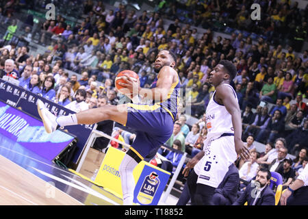 Turin, Italien. 24. März, 2019. Tekele Baumwolle (auxilium Torino) während der Lega Basket Serie A 2018/2019 match Auxilium Fiat Torino vs Germanen Leonessa Brescia. Quelle: Walter Bertagnoli/Alamy leben Nachrichten Stockfoto