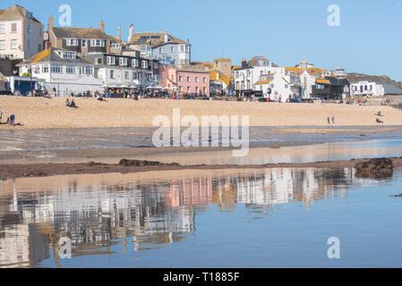 Lyme Regis, Dorset, Großbritannien. 24. März 2019. UK Wetter: Der schöne Gebäude in der Küstenstadt Lyme Regis in den nassen Sand bei Ebbe an einem Nachmittag der heißen Sonne und der blaue Himmel spiegelt. Credit: Celia McMahon/Alamy leben Nachrichten Stockfoto