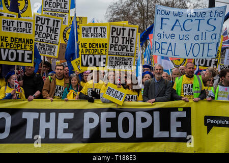 London, Großbritannien. 23. Mär 2019. Rund eine Million an der Tat es zu den Menschen März von Park Lane an das Parlament. Organisiert von der Peoples-Vote.UK zu verlangen, dass alles, was sich schließlich vereinbart, dass Es ist für die Leute, dass sie schließlich nach entscheiden. Credit: Guy Bell/Alamy leben Nachrichten Stockfoto