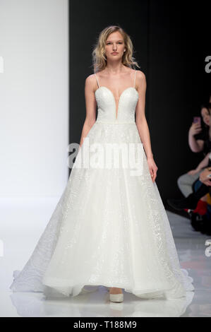 London, Großbritannien. 24. Mär 2019. LBFW London Bridal Fashion Week bei ExCel London, UK. 24 Mär, 2019. per Kreditkarte: Artur Kula/Alamy leben Nachrichten Stockfoto