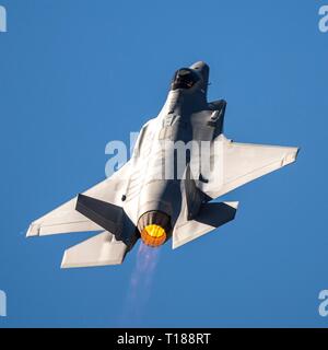 Ein US Air Force F-35 Stealth Fighter geflogen vom Kapitän Andrew Dojo Olson führt einen vertikalen Aufstieg während der Blitz und Donner über Arizona air show in Davis-Monthan Air Force Base März 23, 2019 in Tucson, Arizona. Stockfoto