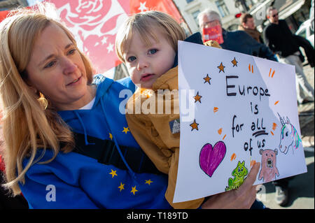 Brüssel, Brabant, Belgien. 24 Mär, 2019. Eine Frau, die ein Baby gesehen wird, halten Sie eine Plakette während des Protestes. Einen Tag vor dem Jahrestag der Gründung des Vertrags über die Europäische Union, der Bürger und der Organisationen der Zivilgesellschaft in den Straßen von Brüssel hat, zwei Monate vor den Europawahlen zu machen. Im März wurde von Plattform gemeinsam organisiert, eine Initiative, die von einer Allianz von progressiven politischen Gruppen aus ganz Europa ins Leben gerufen. Credit: ZUMA Press, Inc./Alamy leben Nachrichten Stockfoto