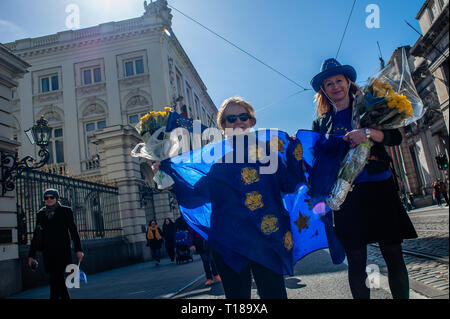 Brüssel, Brabant, Belgien. 24 Mär, 2019. Zwei Frauen gesehen, die eine Flagge der EU und Blumensträuße der gelbe Rosen während des Protestes. Einen Tag vor dem Jahrestag der Gründung des Vertrags über die Europäische Union, der Bürger und der Organisationen der Zivilgesellschaft nahm die Straßen von Brüssel, zwei Monate vor den Europawahlen zu machen. Im März wurde von Plattform gemeinsam organisiert, eine Initiative, die von einer Allianz von progressiven politischen Gruppen aus ganz Europa ins Leben gerufen. Credit: ZUMA Press, Inc./Alamy leben Nachrichten Stockfoto