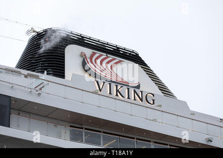 Molde, Norwegen. 24. März 2019. Kreuzfahrtschiff "Viking Sky' von Viking Kreuzfahrten in Molde Hafen angedockt. 24 Stunden zuvor das Schiff verloren alle Motorleistung und driften in einem Sturm für mehrere Stunden vor der norwegischen Küste. 500 Passagiere wurden aus dem Schiff, während die restlichen 800 Personen auf dem Schiff übernachtet, da es Warten war der Sturm geflogen. Tore Sætre/Alamy Leben Nachrichten. Stockfoto