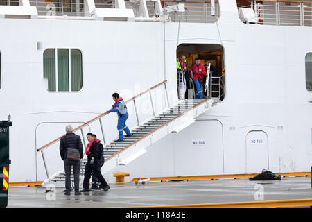 Molde, Norwegen. 24. März 2019. Kreuzfahrtschiff "Viking Sky' von Viking Kreuzfahrten in Molde Hafen angedockt. 24 Stunden zuvor das Schiff verloren alle Motorleistung und driften in einem Sturm für mehrere Stunden vor der norwegischen Küste. 500 Passagiere wurden aus dem Schiff, während die restlichen 800 Personen auf dem Schiff übernachtet, da es Warten war der Sturm geflogen. Tore Sætre/Alamy Leben Nachrichten. Stockfoto