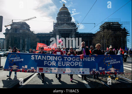 Brüssel, Brabant, Belgien. 24 Mär, 2019. Die Demonstranten werden gesehen, halten ein Banner und riefen Slogans während des Protestes. Einen Tag vor dem Jahrestag der Gründung des Vertrags über die Europäische Union, der Bürger und der Organisationen der Zivilgesellschaft nahm die Straßen von Brüssel, zwei Monate vor den Europawahlen zu machen. Im März wurde von Plattform gemeinsam organisiert, eine Initiative, die von einer Allianz von progressiven politischen Gruppen aus ganz Europa ins Leben gerufen. Sie stehen für Solidarität, Demokratie, Frieden und gegen die eigentliche Gefahr für ihre zentralen europäischen Werte. (Bild: © Ana Fer Stockfoto