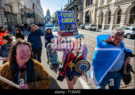 Brüssel, Brabant, Belgien. 24 Mär, 2019. Madeleina Kay Alba Weißer Wolf, Junge Europäerin des Jahres 2018 gesehen wird, halten Sie eine Plakette während des Protestes. Einen Tag vor dem Jahrestag der Gründung des Vertrags über die Europäische Union, der Bürger und der Organisationen der Zivilgesellschaft in den Straßen von Brüssel hat, zwei Monate vor den Europawahlen zu machen. Im März wurde von Plattform gemeinsam organisiert, eine Initiative, die von einer Allianz von progressiven politischen Gruppen aus ganz Europa ins Leben gerufen. Sie stehen für Solidarität, Demokratie, Frieden und gegen die eigentliche Gefahr für ihre Europäischen valu Stockfoto