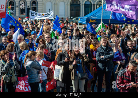 Brüssel, Brabant, Belgien. 24 Mär, 2019. Die Demonstranten werden gesehen, Händeklatschen, nachdem die Reden während des Protestes. Einen Tag vor dem Jahrestag der Gründung des Vertrags über die Europäische Union, der Bürger und der Organisationen der Zivilgesellschaft in den Straßen von Brüssel hat, zwei Monate vor den Europawahlen zu machen. Im März wurde von Plattform gemeinsam organisiert, eine Initiative, die von einer Allianz von progressiven politischen Gruppen aus ganz Europa ins Leben gerufen. Sie stehen für Solidarität, Demokratie, Frieden und gegen die eigentliche Gefahr für ihre zentralen europäischen Werte. (Bild: © Ana Fernandez/ Stockfoto