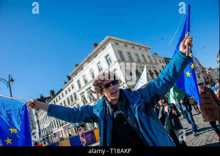 Brüssel, Brabant, Belgien. 24 Mär, 2019. Eine Demonstrantin wird gesehen, riefen Parolen halten Fahnen der EU während des Protestes. Einen Tag vor dem Jahrestag der Gründung des Vertrags über die Europäische Union, der Bürger und der Organisationen der Zivilgesellschaft nahm die Straßen von Brüssel, zwei Monate vor den Europawahlen zu machen. Im März wurde von Plattform gemeinsam organisiert, eine Initiative, die von einer Allianz von progressiven politischen Gruppen aus ganz Europa ins Leben gerufen. Sie stehen für Solidarität, Demokratie, Frieden und gegen die eigentliche Gefahr für ihre zentralen europäischen Werte. (Bild: © Stockfoto