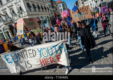 Brüssel, Brabant, Belgien. 24 Mär, 2019. Die Demonstranten werden gesehen, halten ein Banner und Plakate und Parolen schreien während des Protestes. Einen Tag vor dem Jahrestag der Gründung des Vertrags über die Europäische Union, der Bürger und der Organisationen der Zivilgesellschaft nahm die Straßen von Brüssel, zwei Monate vor den Europawahlen zu machen. Im März wurde von Plattform gemeinsam organisiert, eine Initiative, die von einer Allianz von progressiven politischen Gruppen aus ganz Europa ins Leben gerufen. Sie stehen für Solidarität, Demokratie, Frieden und gegen die eigentliche Gefahr für ihre zentralen europäischen Werte. (Credit Imag Stockfoto