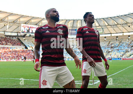 RJ - Rio de Janeiro - 03/24/2019 - Carioca 2019, Flamengo x Fluminense - Gabigol Flamengo Spieler sein Ziel feiert mit Bruno Henrique bei einem Match gegen Fluminense im Maracana-stadion für die Carioca 2019 Meisterschaft. Foto: Thiago Ribeiro/AGIF Stockfoto