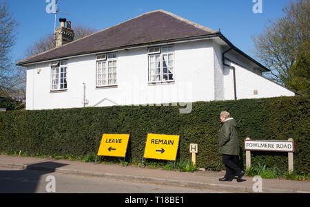 Lustige Witze über Brexit: Zwei satirische comic Schilder mit den Worten verlassen und bleiben in Bezug auf Brexit auf einer Straße bei thriplow Narzisse Wochenende 2019, Thriplow, Cambridge, England, UK. Credit: Nicola Ferrari/Alamy Leben Nachrichten. Stockfoto