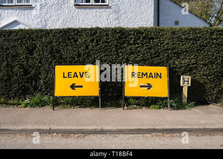 Lustige Witze über Brexit: Zwei satirische comic Schilder mit den Worten verlassen und bleiben in Bezug auf Brexit auf einer Straße bei thriplow Narzisse Wochenende 2019, Thriplow, Cambridge, England, UK. Credit: Nicola Ferrari/Alamy Leben Nachrichten. Stockfoto