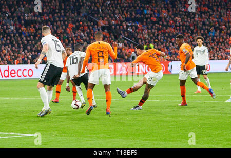 Amsterdam, Niederlande. 24 Mär, 2019. Memphis DEPAY, NL 10 Schießt, Schießt Ziel für 2-2, Manuel Neuer, DFB 1 Torhüter, NIEDERLANDE - DEUTSCHLAND Wichtig: DFB-Vorschriften die Verwendung von Fotografien als Bildsequenzen und/oder quasi-Video zu verbieten. Die Qualifikation für die Europameisterschaft, EM Quali, 2020 Saison 2018/2019, 24. März 2019 in Amsterdam, Niederlande. Credit: Peter Schatz/Alamy leben Nachrichten Stockfoto