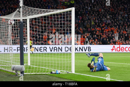 Amsterdam, Niederlande. 24 Mär, 2019. Memphis DEPAY, NL 10 Schießt, Schießt Ziel für 2-2, Manuel Neuer, DFB 1 Torhüter, NIEDERLANDE - DEUTSCHLAND Wichtig: DFB-Vorschriften die Verwendung von Fotografien als Bildsequenzen und/oder quasi-Video zu verbieten. Die Qualifikation für die Europameisterschaft, EM Quali, 2020 Saison 2018/2019, 24. März 2019 in Amsterdam, Niederlande. Credit: Peter Schatz/Alamy leben Nachrichten Stockfoto