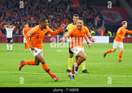 Amsterdam, Niederlande. 24 Mär, 2019. Memphis DEPAY, NL 10 Schießt, Schießt Ziel für 2-2, feiert sein Ziel für, glücklich, Lachen, feiern, Georginio WIJNALDUM, NL 8 NIEDERLANDE - DEUTSCHLAND Wichtig: DFB-Vorschriften die Verwendung von Fotografien als Bildsequenzen und/oder quasi-Video zu verbieten. Die Qualifikation für die Europameisterschaft, EM Quali, 2020 Saison 2018/2019, 24. März 2019 in Amsterdam, Niederlande. Credit: Peter Schatz/Alamy leben Nachrichten Stockfoto